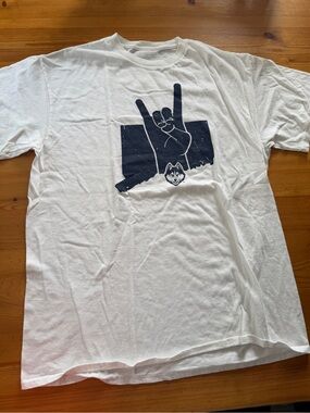 UConn T-shirt huskies men L